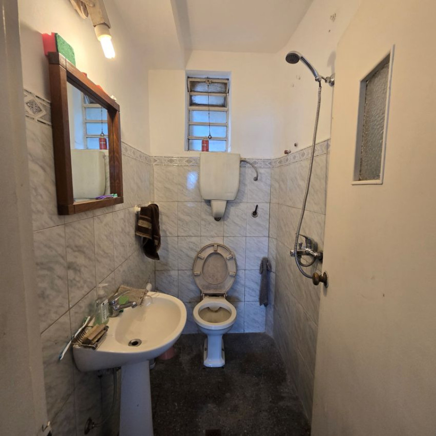 Casa ID.131 - Venta casa la blanqueada a reciclar 3 dormitorios, 4 baños, garaje para 3 autos y patio.