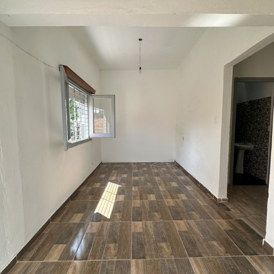 Casa ID.180 - Alquiler Casa con cochera y patio, 1 dormitorio Cerrito de la Victoria.