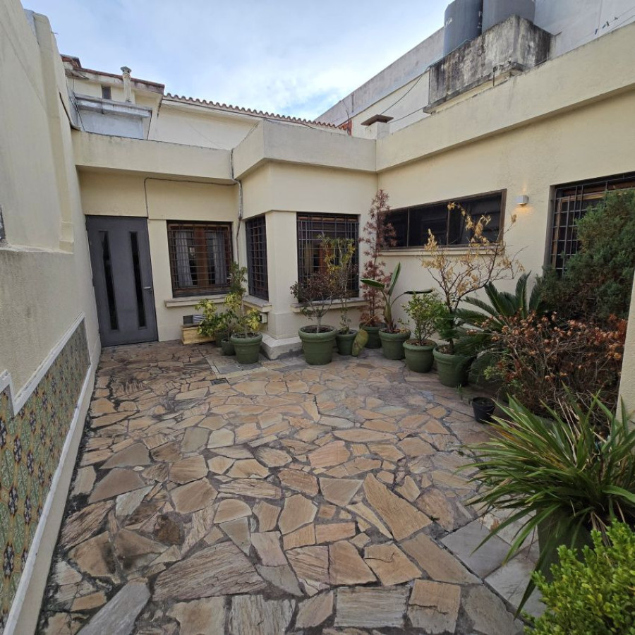 Casa ID.173 - Alquiler casa en Punta Carretas 3 a 4 dormitorios, 4 baños, garaje y barbacoa.