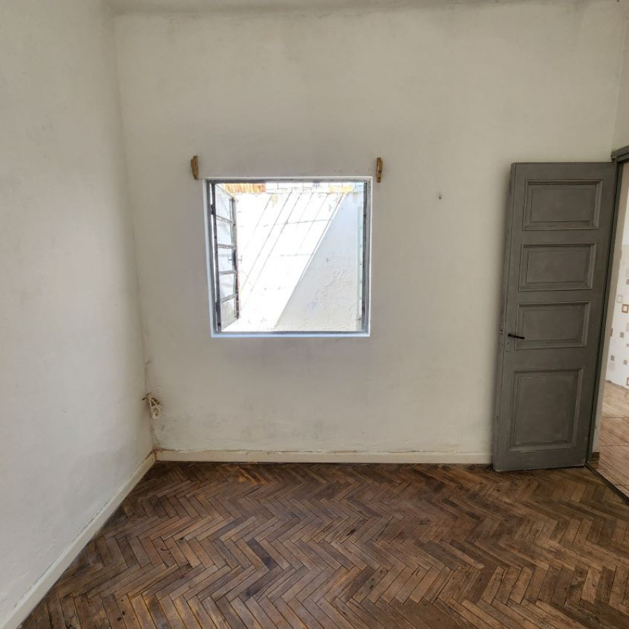 Casa ID.180 - Alquiler Casa con cochera y patio, 1 dormitorio Cerrito de la Victoria.