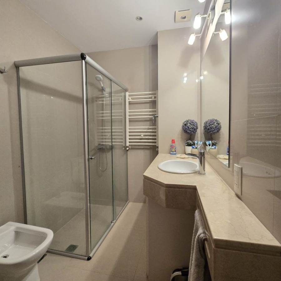 Casa ID.173 - Alquiler casa en Punta Carretas 3 a 4 dormitorios, 4 baños, garaje y barbacoa.