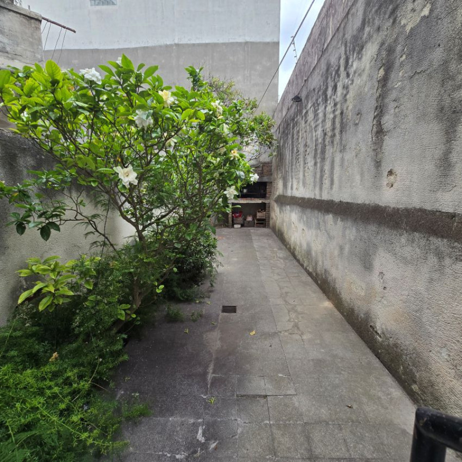 Casa ID.131 - Venta casa la blanqueada a reciclar 3 dormitorios, 4 baños, garaje para 3 autos y patio.