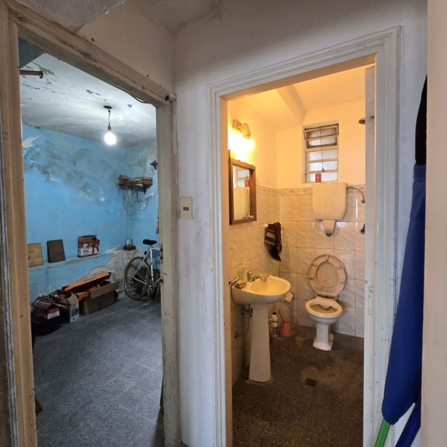 Casa ID.131 - Venta casa la blanqueada a reciclar 3 dormitorios, 4 baños, garaje para 3 autos y patio.