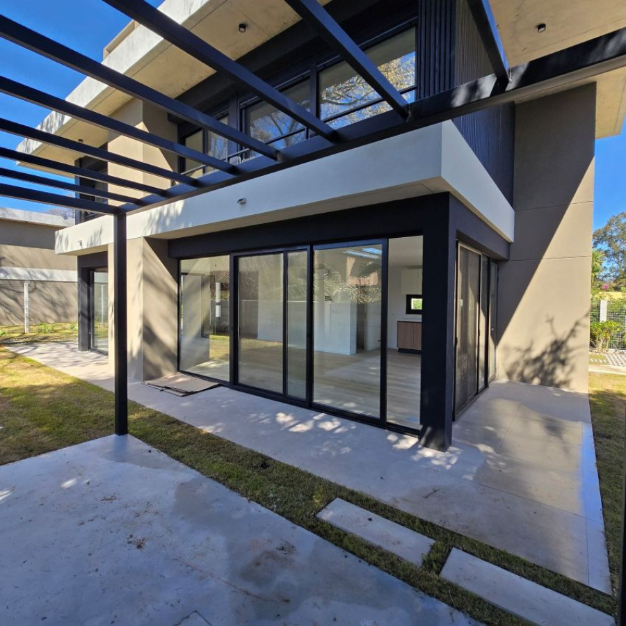 Casa ID.108 - Alquiler casa en Punta Gorda, 3 dormitorios, 2 baños, toilette, cochera y parrillero.