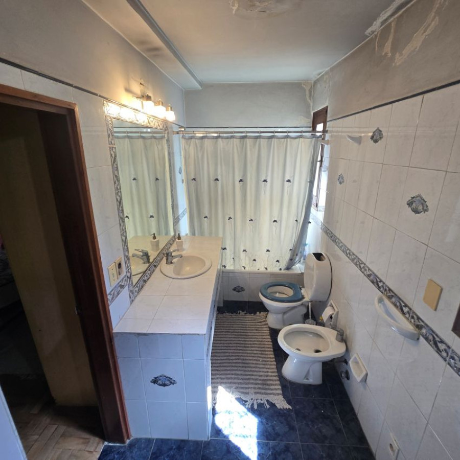 Casa ID.163 - Venta casa Parque Batlle a reciclar 3 dormitorios, 3 baños, fondo, garaje.