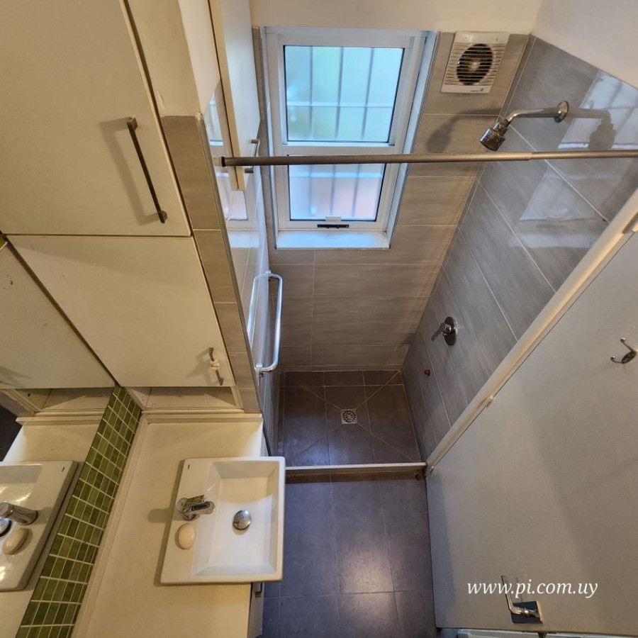 Casa ID.7 - Venta Casa En Buceo 2 Dormitorios Con Patio, Azotea Y Parrillero.