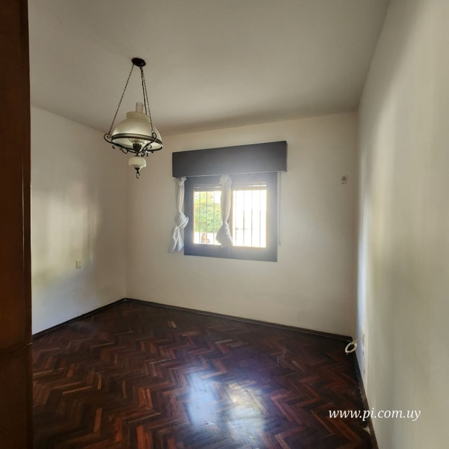 Casa ID.7 - Venta Casa En Buceo 2 Dormitorios Con Patio, Azotea Y Parrillero.