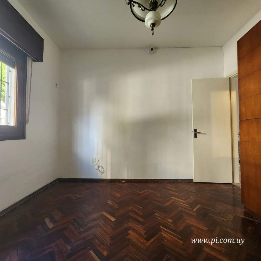 Casa ID.7 - Venta Casa En Buceo 2 Dormitorios Con Patio, Azotea Y Parrillero.