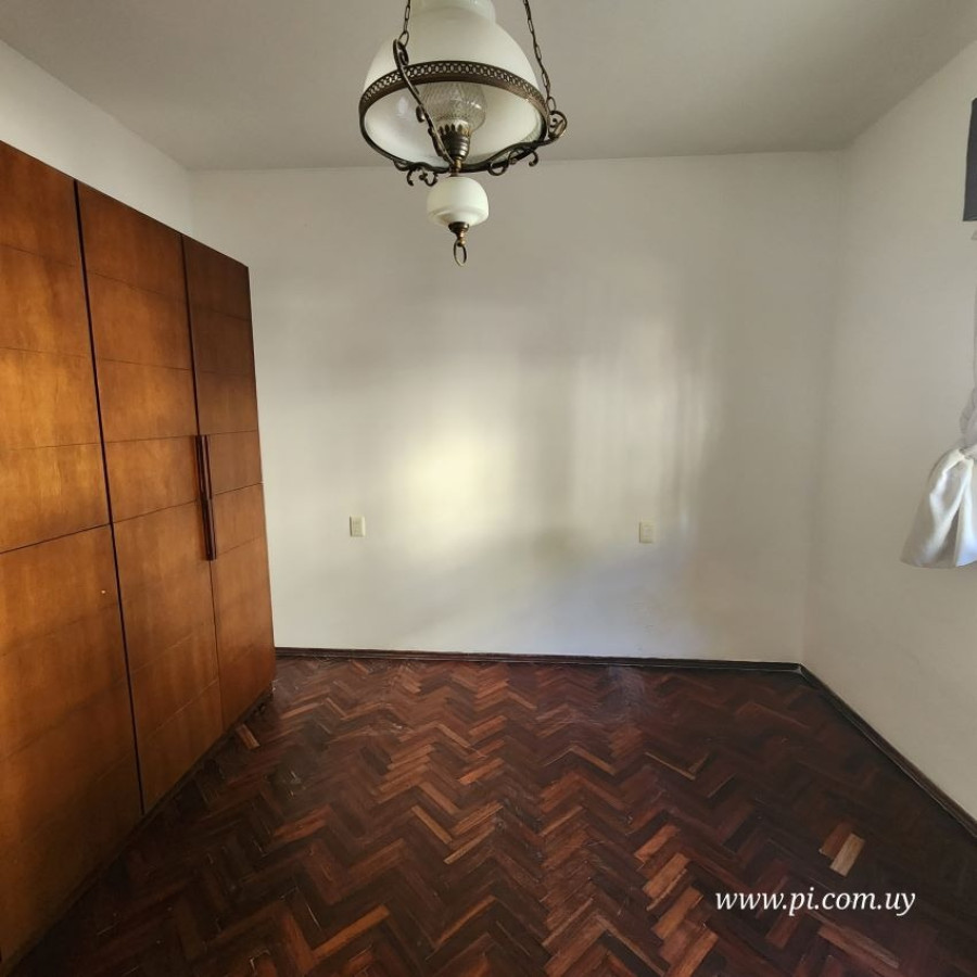 Casa ID.7 - Venta Casa En Buceo 2 Dormitorios Con Patio, Azotea Y Parrillero.