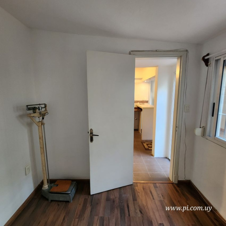 Casa ID.7 - Venta Casa En Buceo 2 Dormitorios Con Patio, Azotea Y Parrillero.