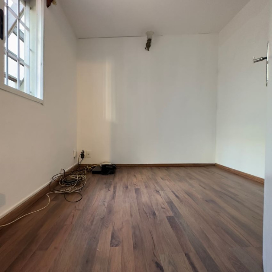 Casa ID.7 - Venta Casa En Buceo 2 Dormitorios Con Patio, Azotea Y Parrillero.