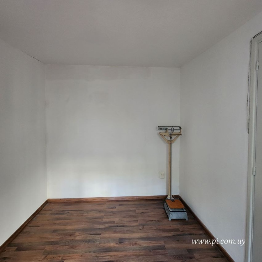 Casa ID.7 - Venta Casa En Buceo 2 Dormitorios Con Patio, Azotea Y Parrillero.
