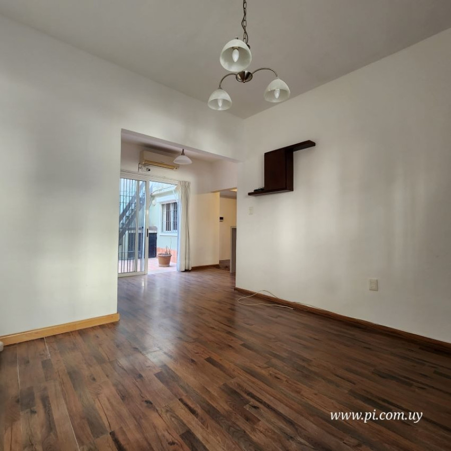 Casa ID.7 - Venta Casa En Buceo 2 Dormitorios Con Patio, Azotea Y Parrillero.