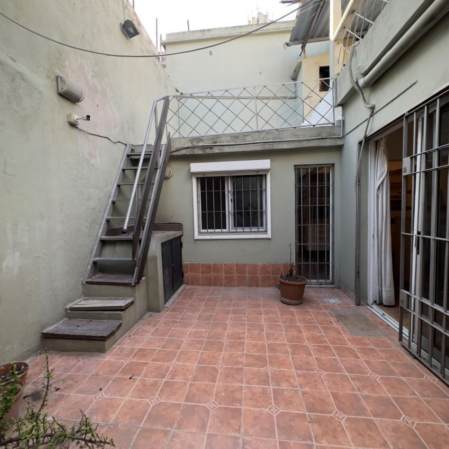 Casa ID.7 - Venta Casa En Buceo 2 Dormitorios Con Patio, Azotea Y Parrillero.