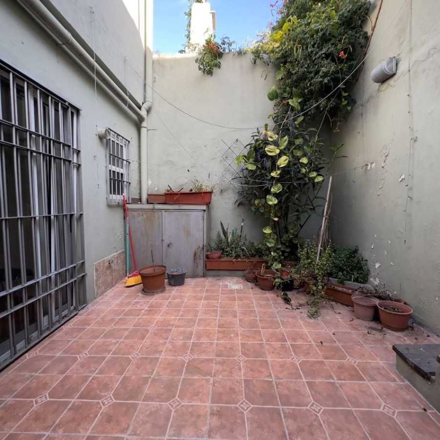 Casa ID.7 - Venta Casa En Buceo 2 Dormitorios Con Patio, Azotea Y Parrillero.