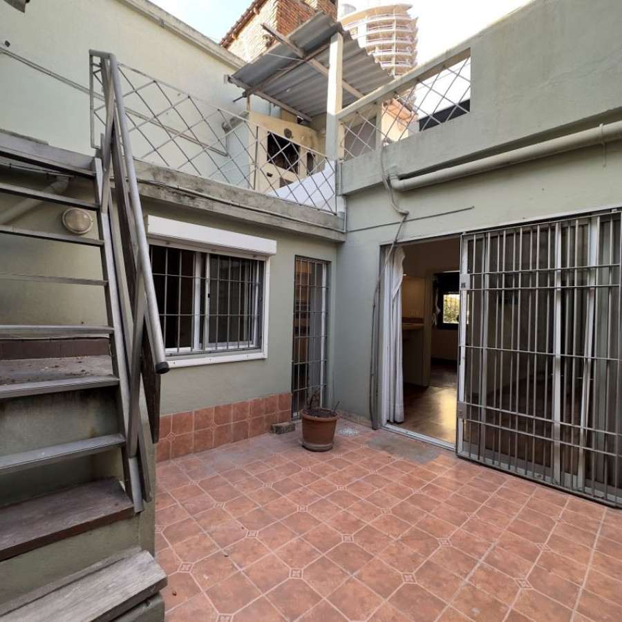 Casa ID.7 - Venta Casa En Buceo 2 Dormitorios Con Patio, Azotea Y Parrillero.