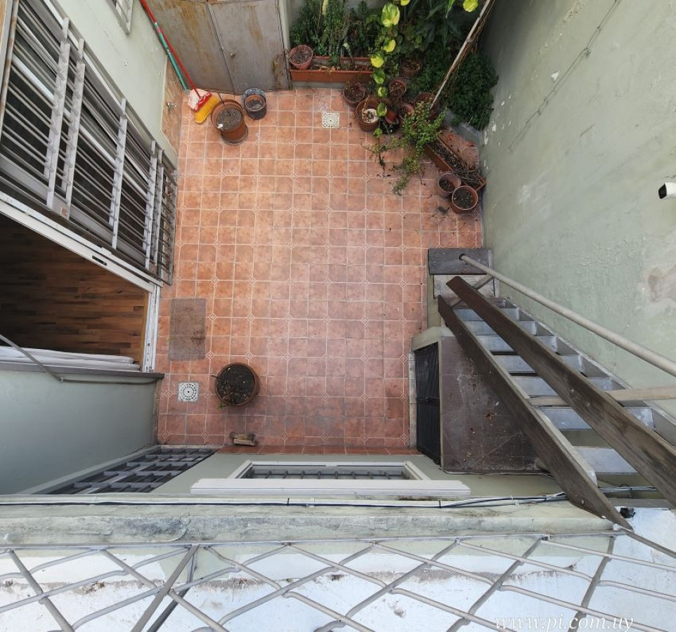 Casa ID.7 - Venta Casa En Buceo 2 Dormitorios Con Patio, Azotea Y Parrillero.