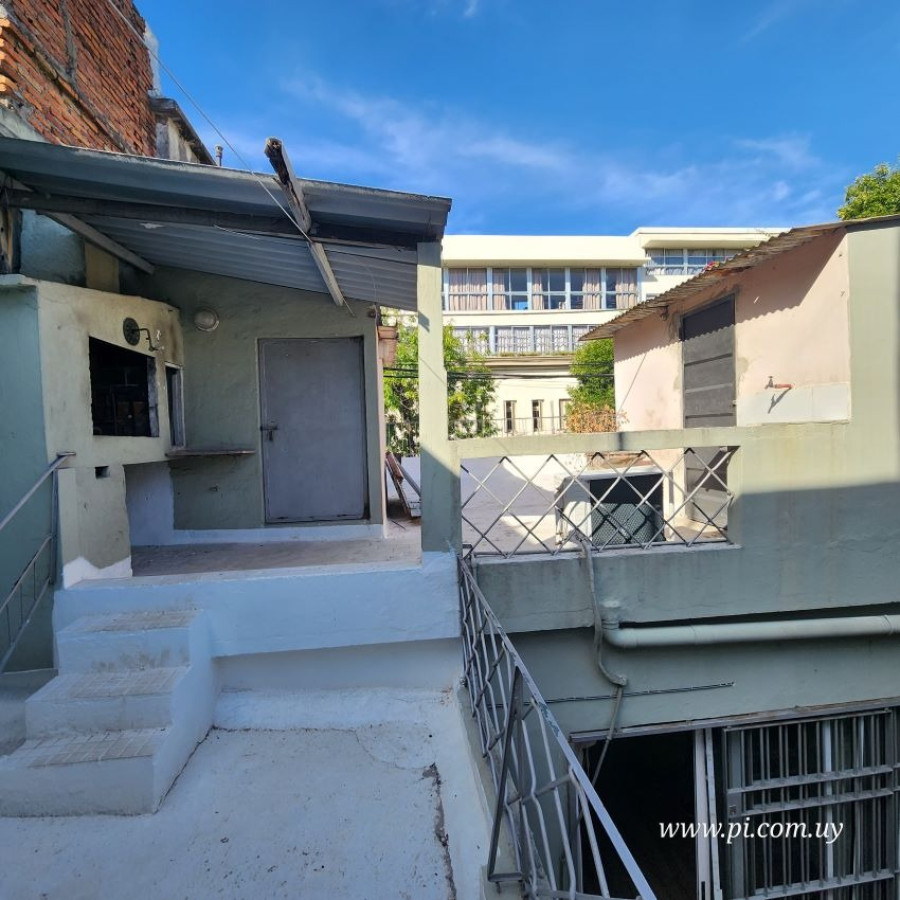 Casa ID.7 - Venta Casa En Buceo 2 Dormitorios Con Patio, Azotea Y Parrillero.