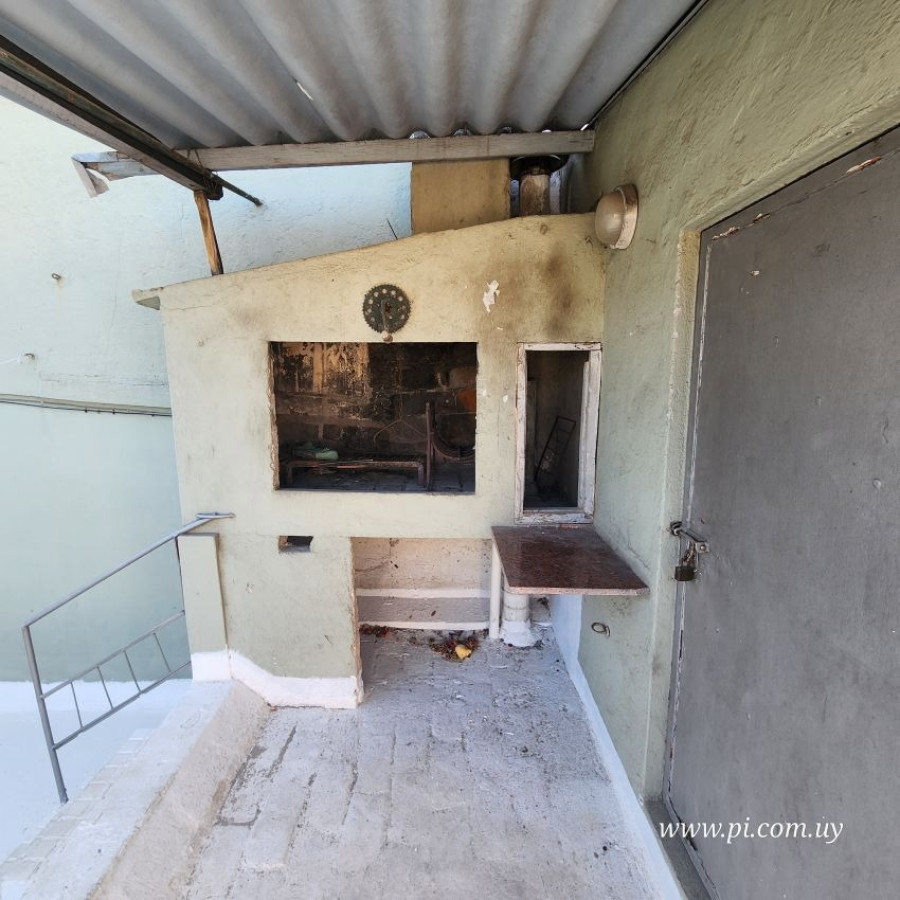 Casa ID.7 - Venta Casa En Buceo 2 Dormitorios Con Patio, Azotea Y Parrillero.