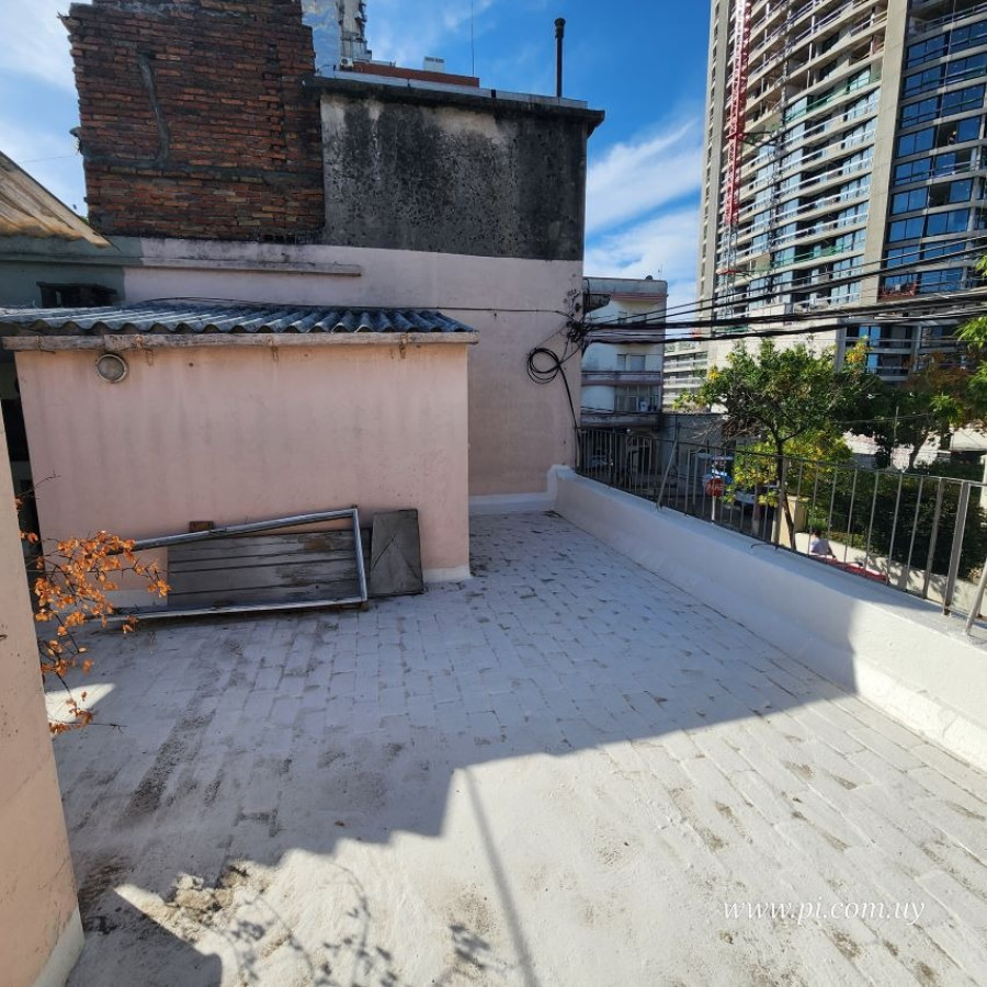 Casa ID.7 - Venta Casa En Buceo 2 Dormitorios Con Patio, Azotea Y Parrillero.