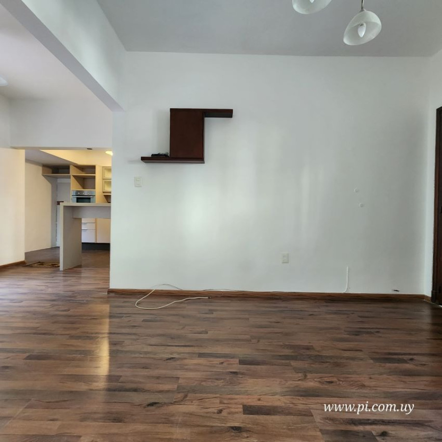 Casa ID.7 - Venta Casa En Buceo 2 Dormitorios Con Patio, Azotea Y Parrillero.