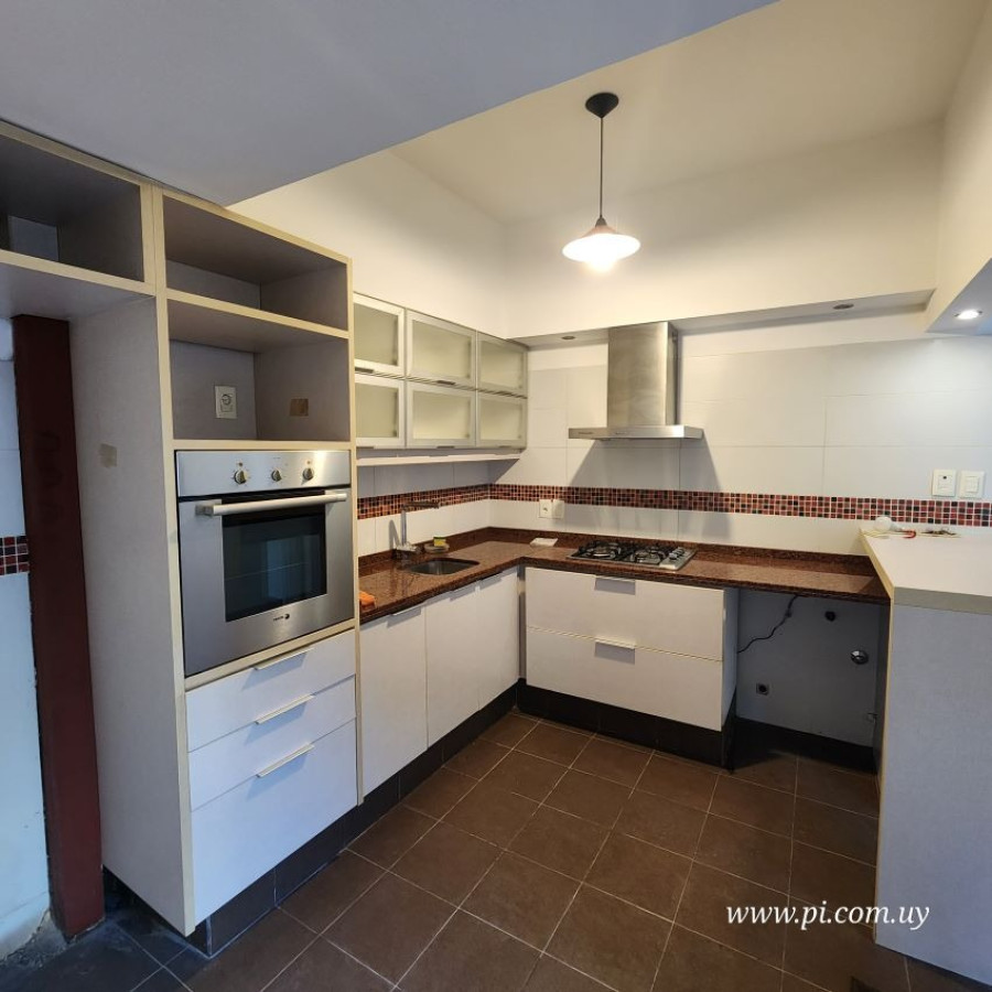 Casa ID.7 - Venta Casa En Buceo 2 Dormitorios Con Patio, Azotea Y Parrillero.