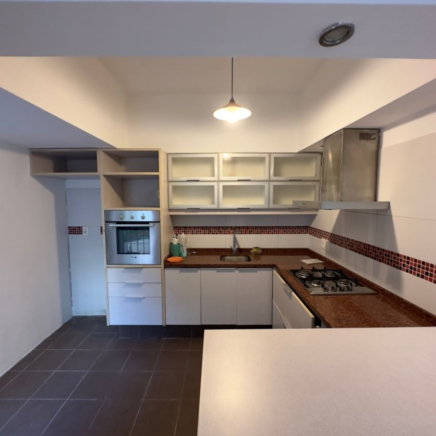 Casa ID.7 - Venta Casa En Buceo 2 Dormitorios Con Patio, Azotea Y Parrillero.