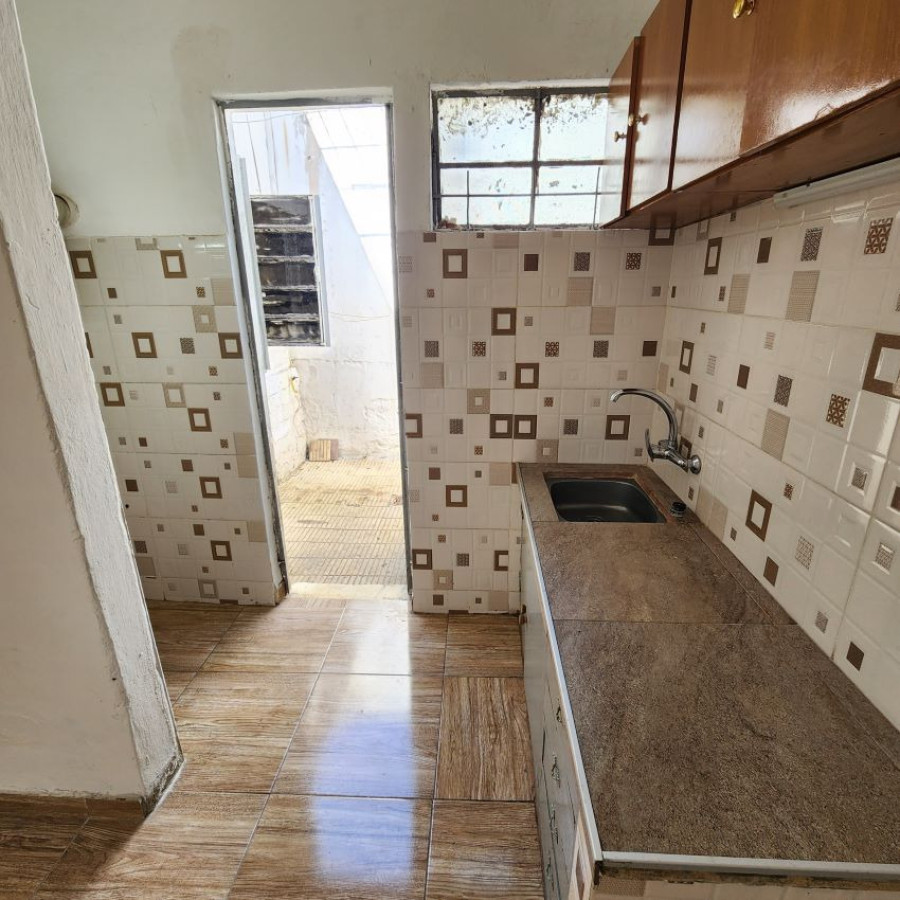 Casa ID.180 - Alquiler Casa con cochera y patio, 1 dormitorio Cerrito de la Victoria.