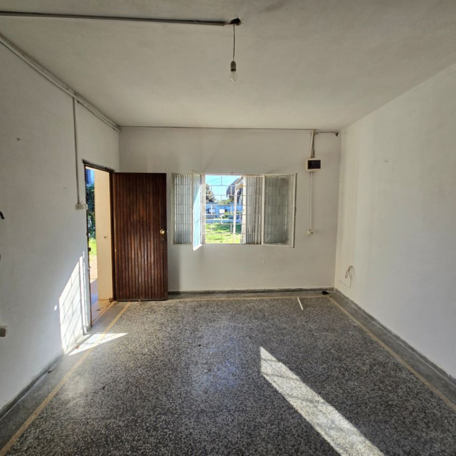 Casa ID.76 - Alquiler casa en Las Piedras 2 dormitorios y cochera.