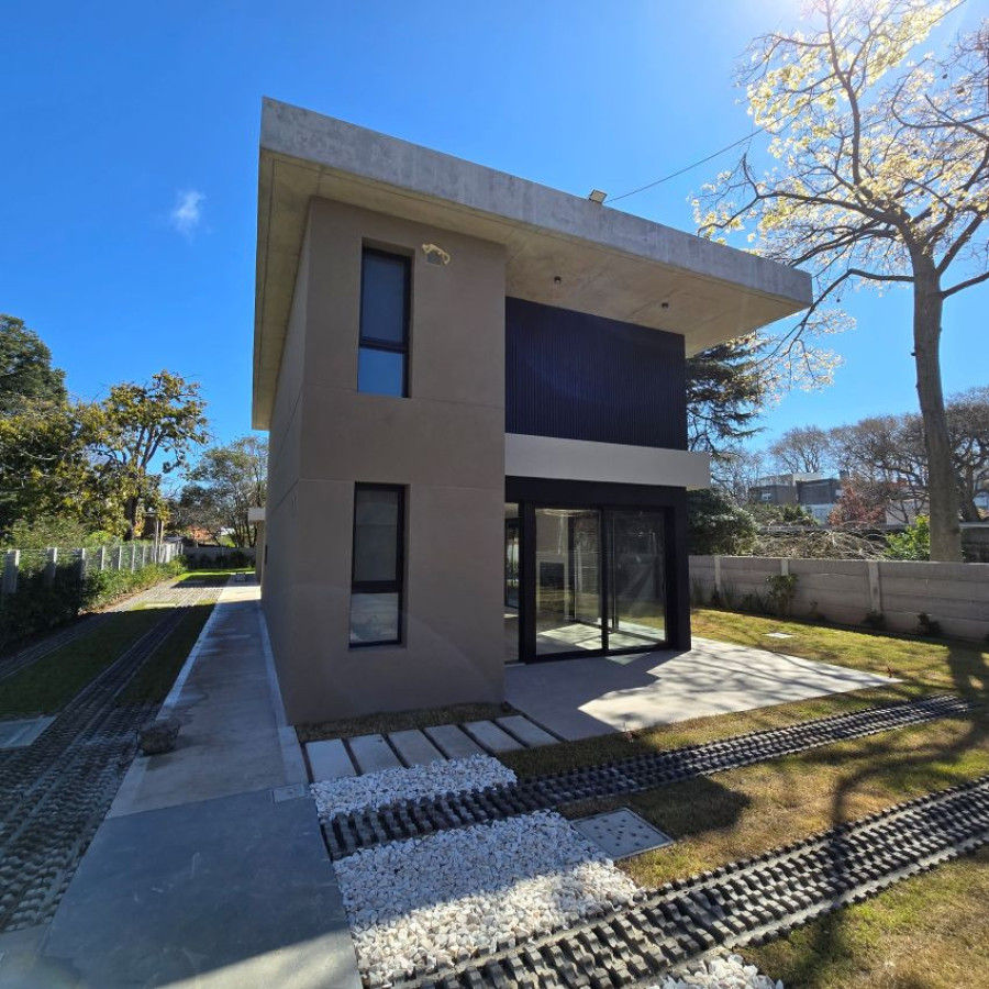 Casa ID.108 - Alquiler casa en Punta Gorda, 3 dormitorios, 2 baños, toilette, cochera y parrillero.