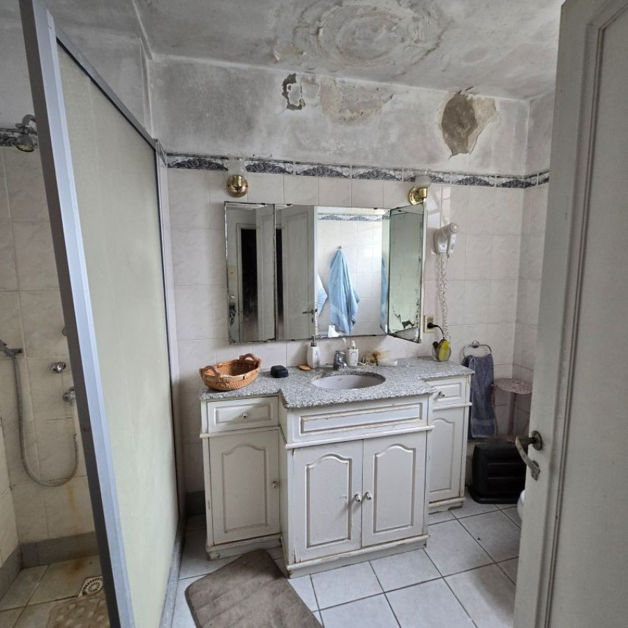 Casa ID.131 - Venta casa la blanqueada a reciclar 3 dormitorios, 4 baños, garaje para 3 autos y patio.