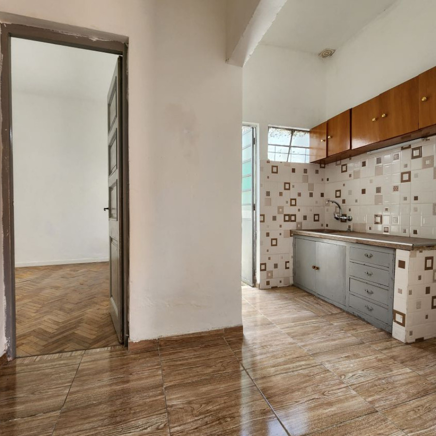 Casa ID.180 - Alquiler Casa con cochera y patio, 1 dormitorio Cerrito de la Victoria.