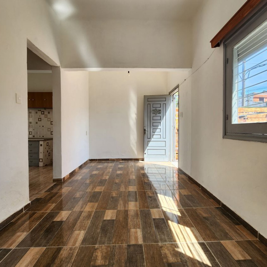 Casa ID.180 - Alquiler Casa con cochera y patio, 1 dormitorio Cerrito de la Victoria.