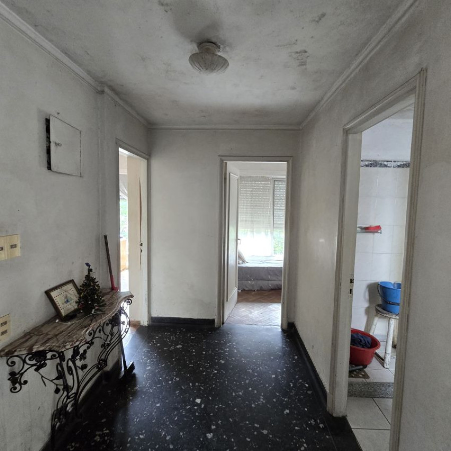 Casa ID.131 - Venta casa la blanqueada a reciclar 3 dormitorios, 4 baños, garaje para 3 autos y patio.