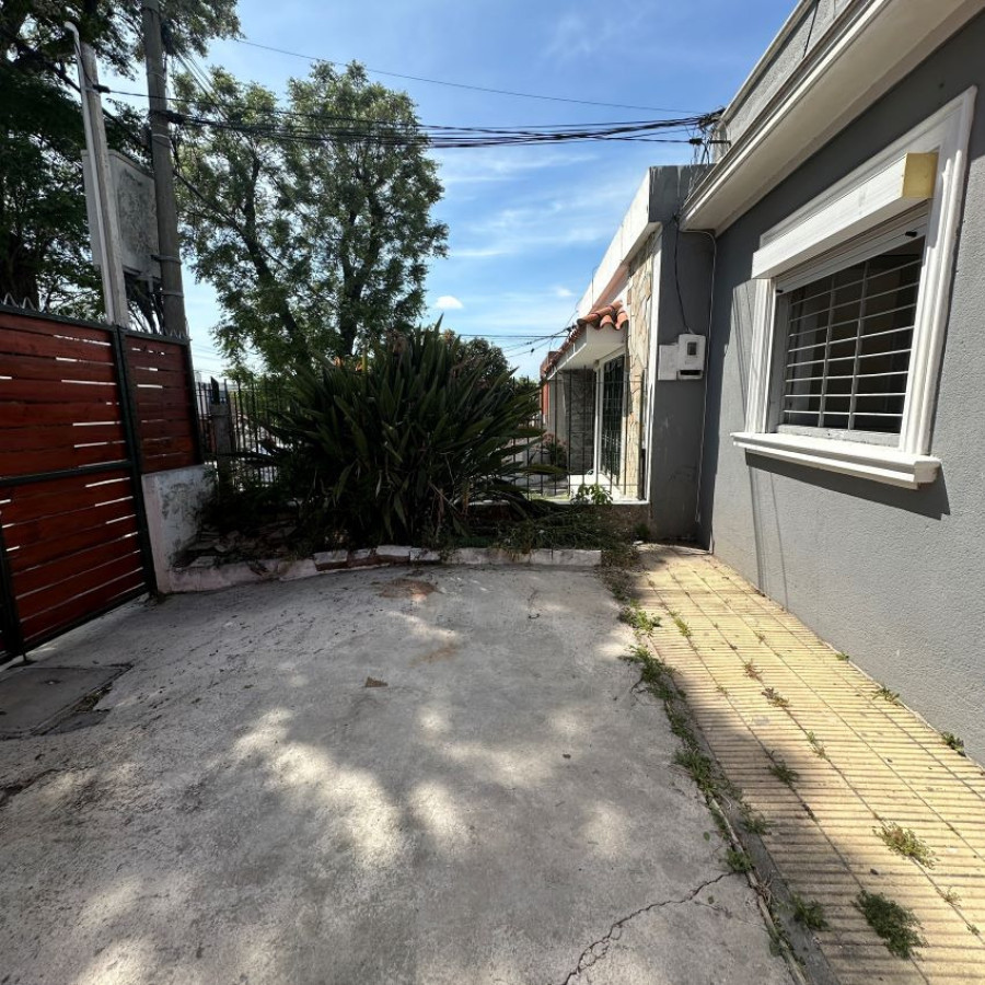 Casa ID.180 - Alquiler Casa con cochera y patio, 1 dormitorio Cerrito de la Victoria.