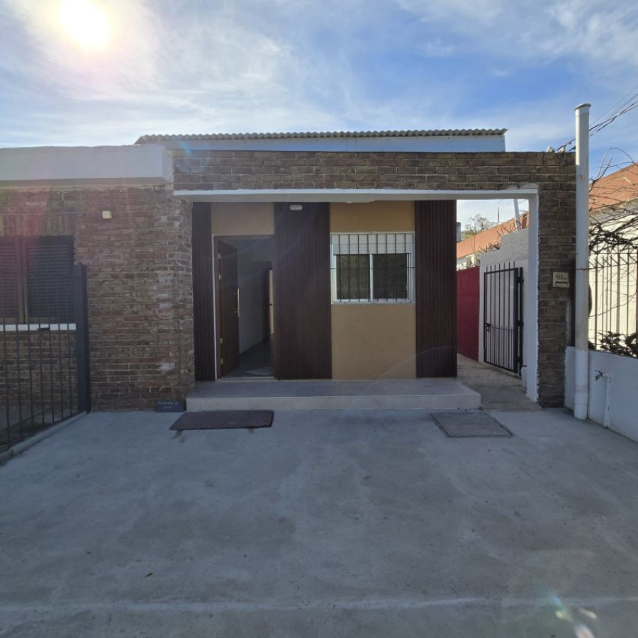 Casa ID.213 - Alquiler casa 1 dormitorio, cochera con patio a estrenar, Ciudad de la Costa, Canelones.
