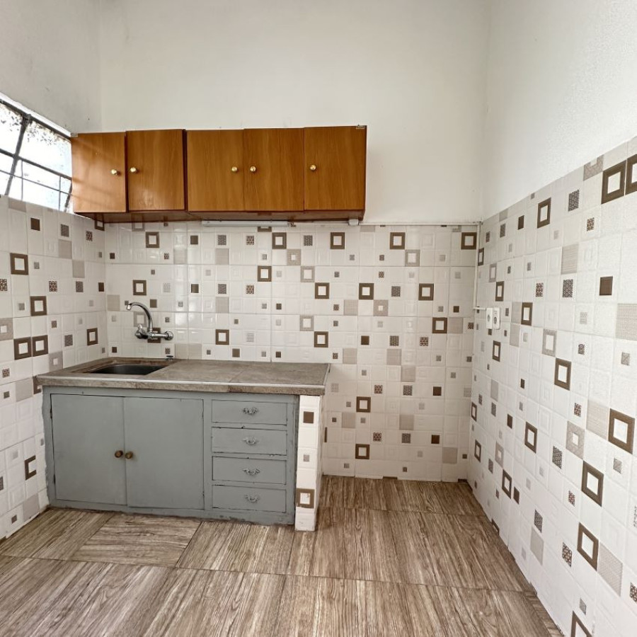 Casa ID.180 - Alquiler Casa con cochera y patio, 1 dormitorio Cerrito de la Victoria.