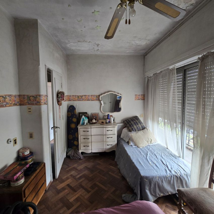 Casa ID.131 - Venta casa la blanqueada a reciclar 3 dormitorios, 4 baños, garaje para 3 autos y patio.