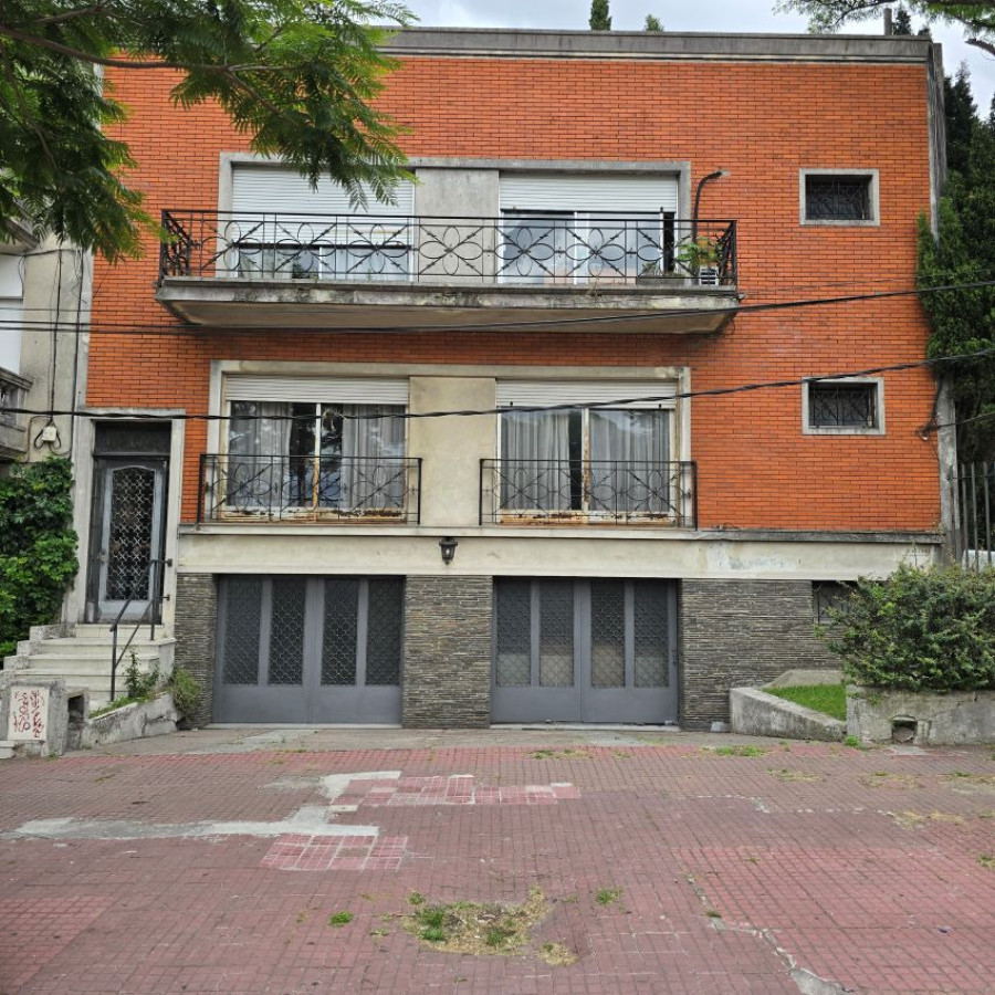 Casa ID.131 - Venta casa la blanqueada a reciclar 3 dormitorios, 4 baños, garaje para 3 autos y patio.