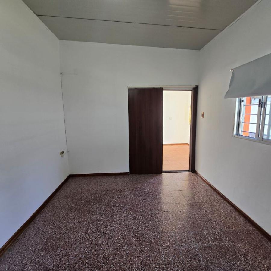 Casa ID.66 - Alquiler casa en Ituzaingó 2 dormitorios con fondo y cochera
