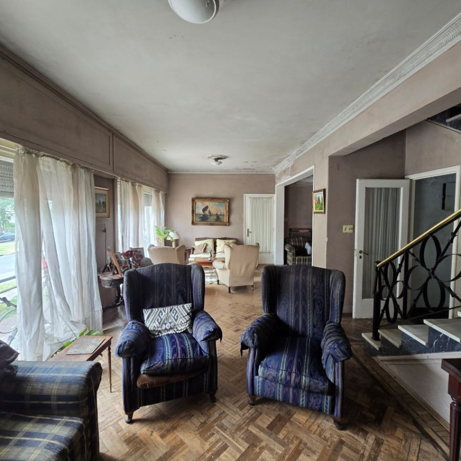 Casa ID.131 - Venta casa la blanqueada a reciclar 3 dormitorios, 4 baños, garaje para 3 autos y patio.