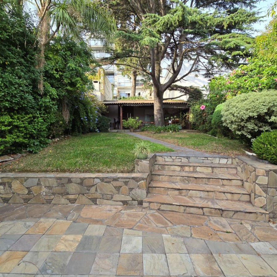 Casa ID.173 - Alquiler casa en Punta Carretas 3 a 4 dormitorios, 4 baños, garaje y barbacoa.