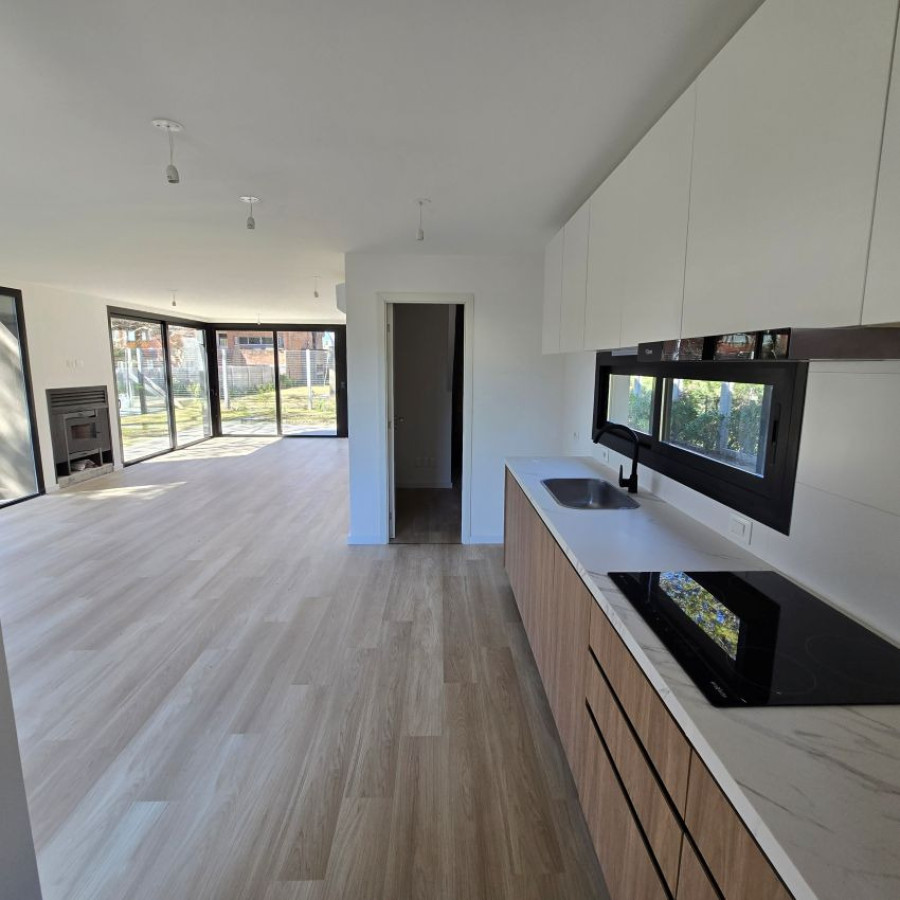 Casa ID.108 - Alquiler casa en Punta Gorda, 3 dormitorios, 2 baños, toilette, cochera y parrillero.