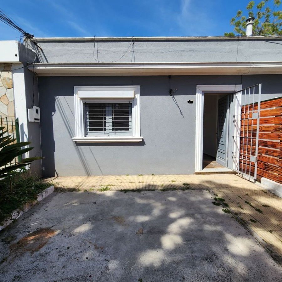 Casa ID.180 - Alquiler Casa con cochera y patio, 1 dormitorio Cerrito de la Victoria.