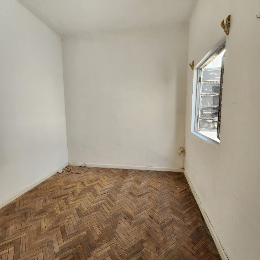 Casa ID.180 - Alquiler Casa con cochera y patio, 1 dormitorio Cerrito de la Victoria.