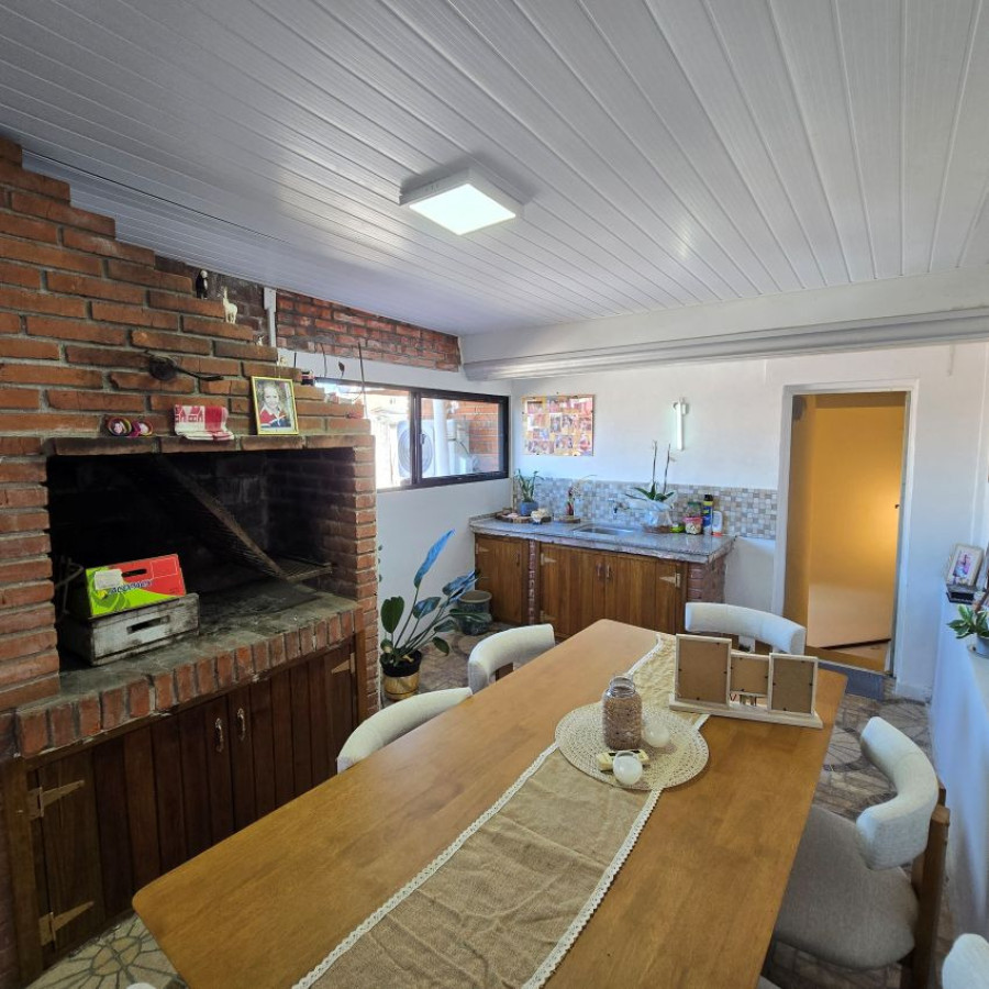 Casa ID.181 - Venta casa Malvin 2 dormitorios con barbacoa y garaje.