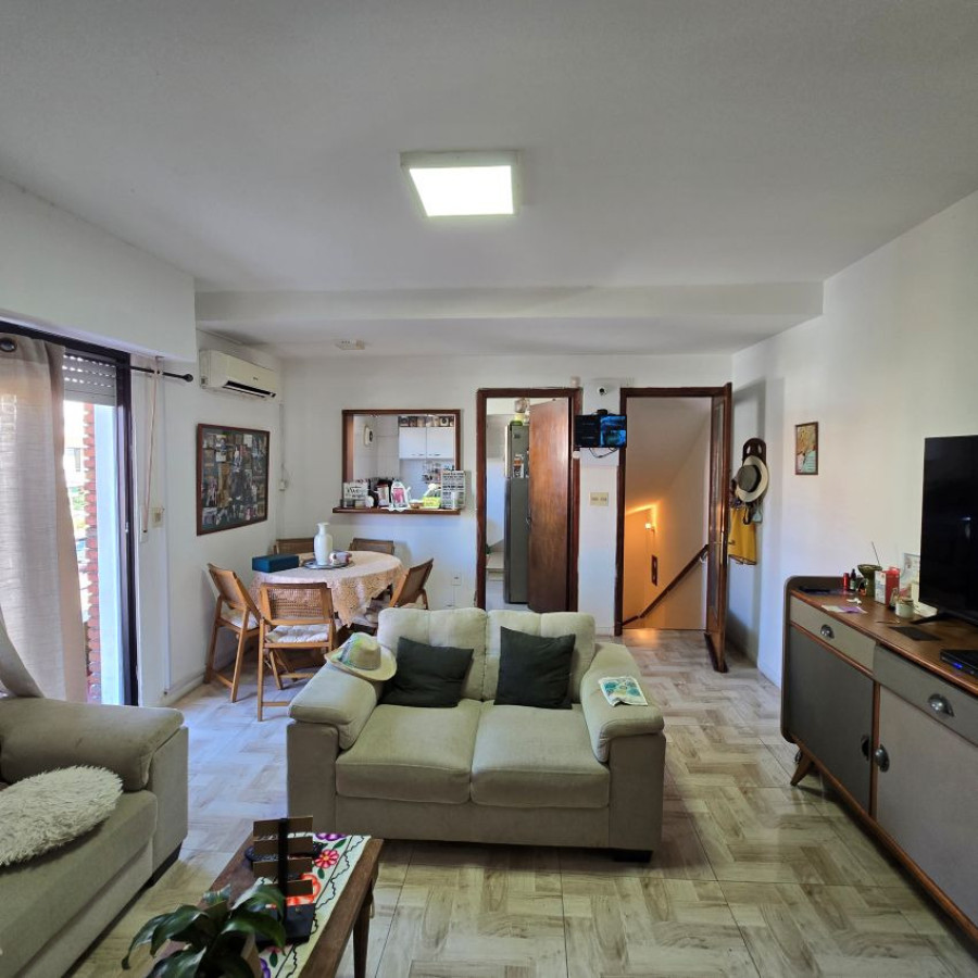 Casa ID.181 - Venta casa Malvin 2 dormitorios con barbacoa y garaje.