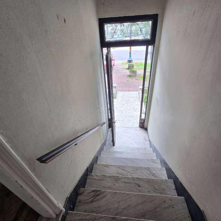 Casa ID.131 - Venta casa la blanqueada a reciclar 3 dormitorios, 4 baños, garaje para 3 autos y patio.