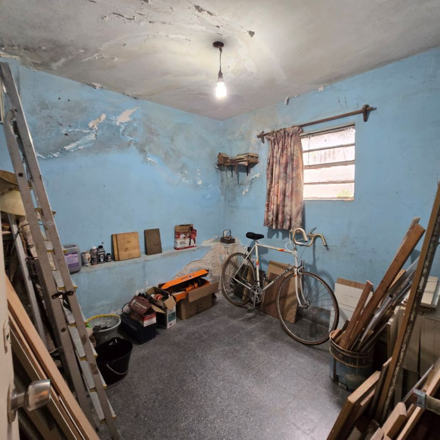 Casa ID.131 - Venta casa la blanqueada a reciclar 3 dormitorios, 4 baños, garaje para 3 autos y patio.