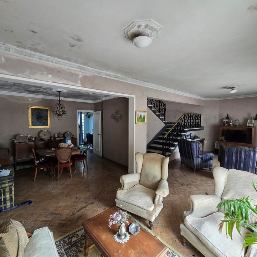 Casa ID.131 - Venta casa la blanqueada a reciclar 3 dormitorios, 4 baños, garaje para 3 autos y patio.